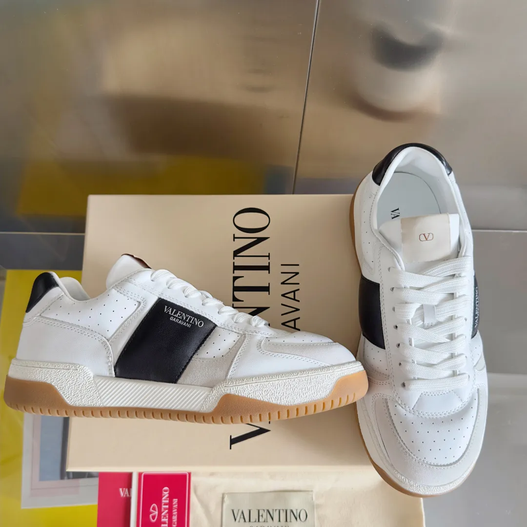 [Valentino] P: 800💰 Couple model, size: ▪️Size: Women's model 35-40 / Men's model 39-44 (45 customized) Valentino Valentino Couple model Joie de Jouer series Velcro Thick sole Bread shoes Couple model Casual sports shoes White shoes Original purchase and development Production Joie de Jouer series The style is simple but not out of style. The pure white base is paired with fresh green and soft beige, and the unique Velcro design highlights your personality. Every detail tells the fashion and quality. Wear it, take a confident step, and start the fashion journey. Exquisite packaging at the delivery counter🛍📦 ▪️Fabrics: Original custom imported first-layer cowhide ▪️Inner lining: Original custom-made soft sheepskin lining ▪️Outsole: Original open-molded anti-slip TPU material ▪️Sole thickness: 3.5CM